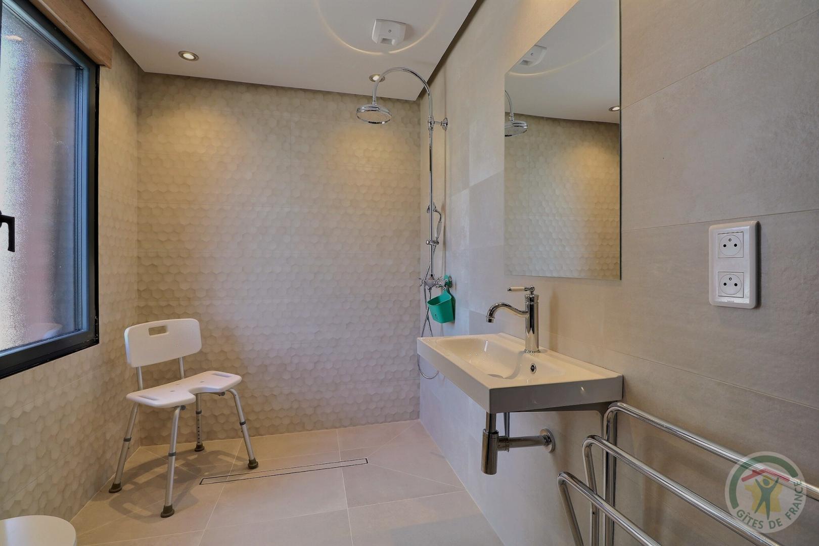 La salle d'eau du rd c