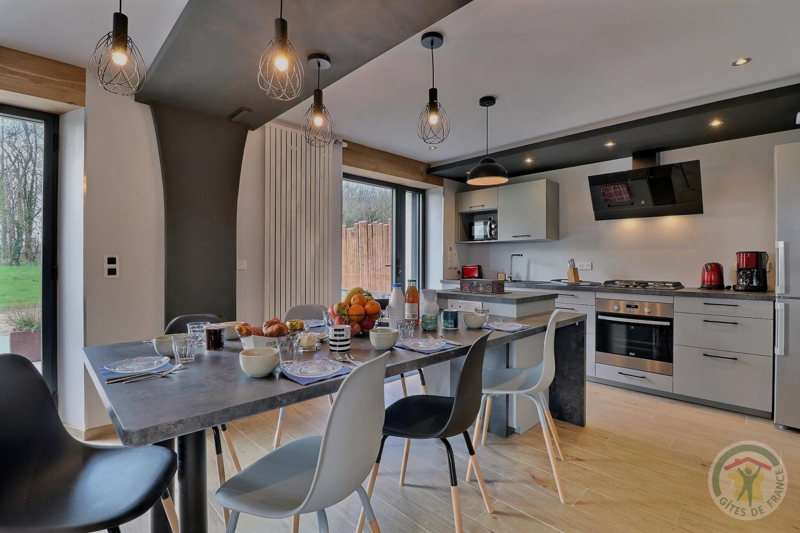 La salle et la cuisine (seconde vue)