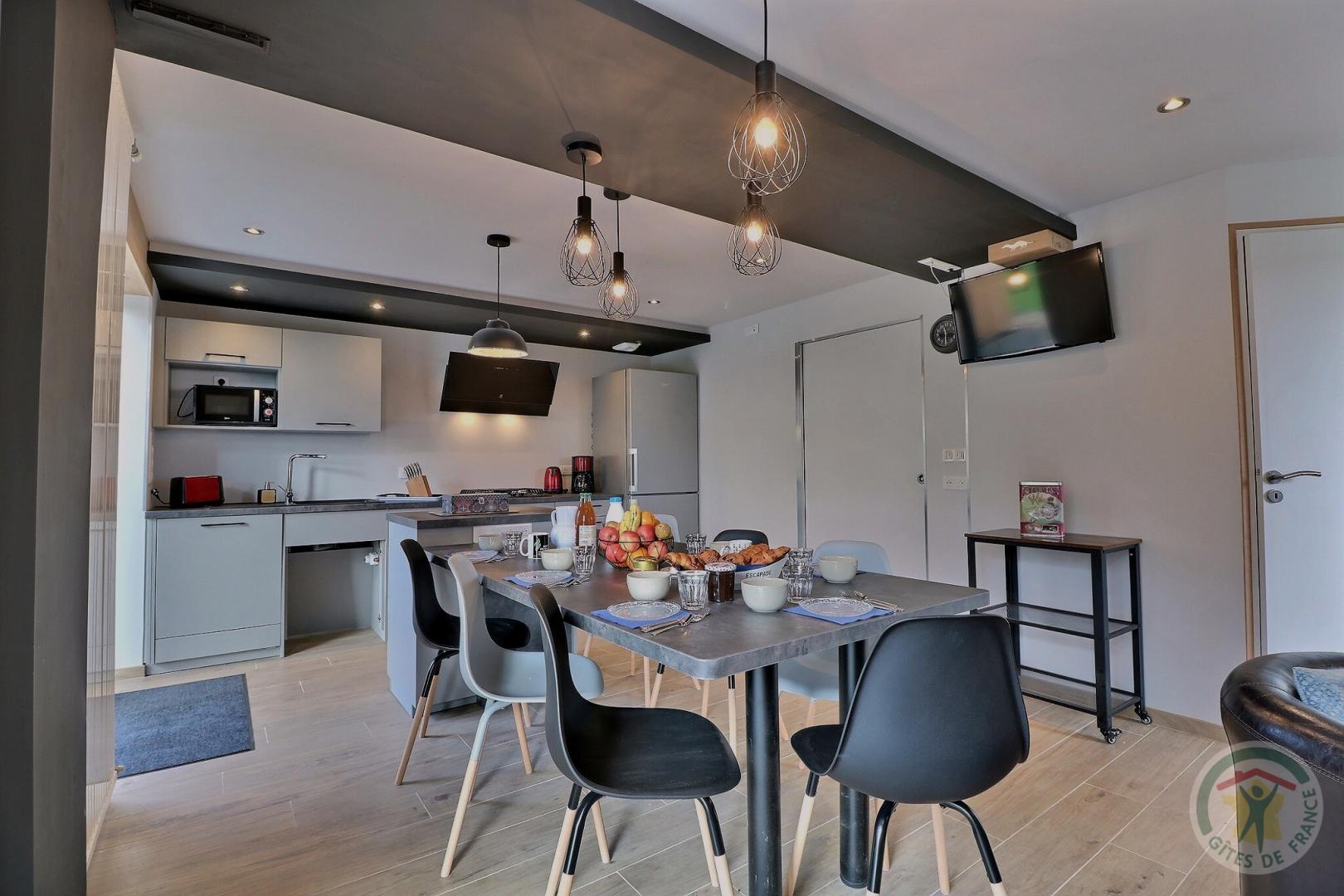 La salle et la cuisine