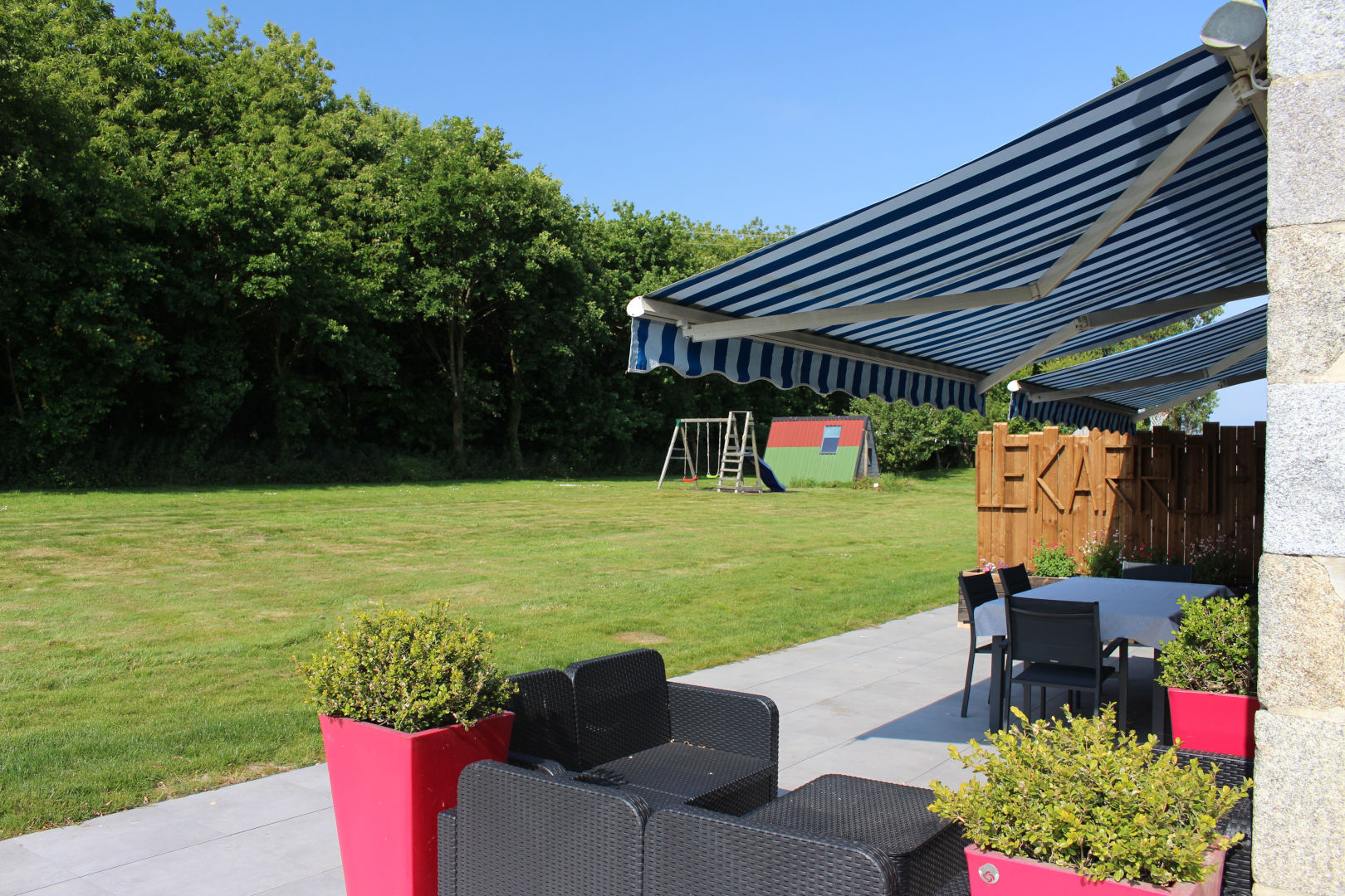 La terrasse avec le store