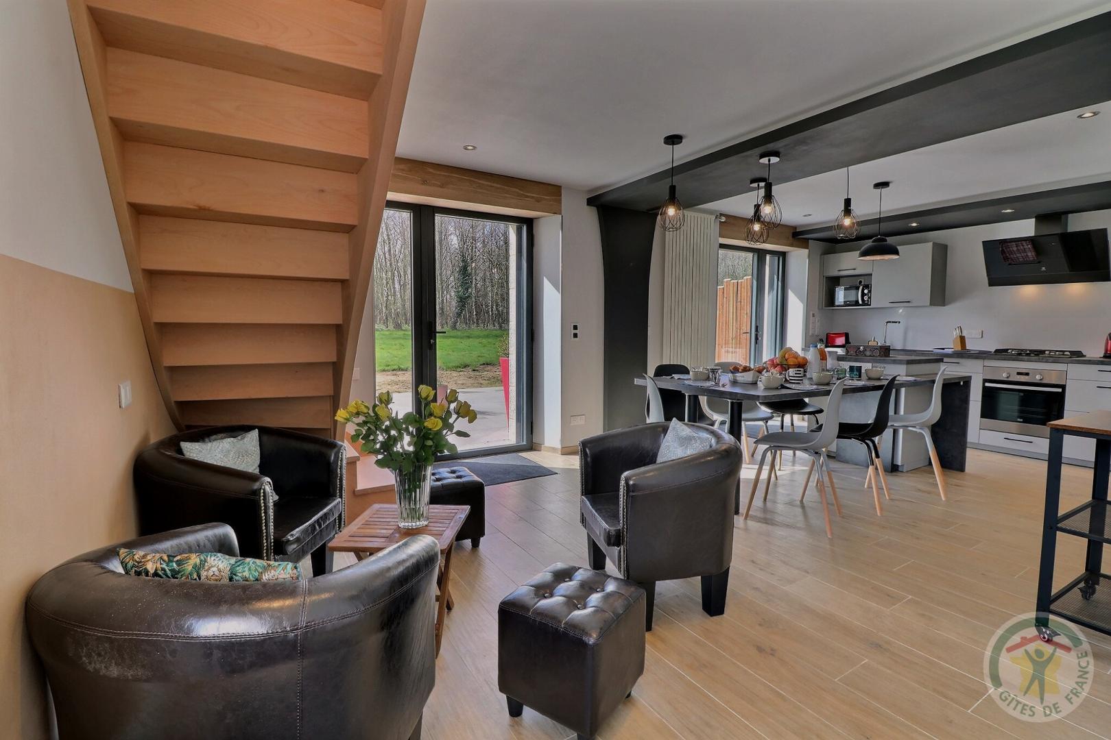 Le salon la salle et la cuisine