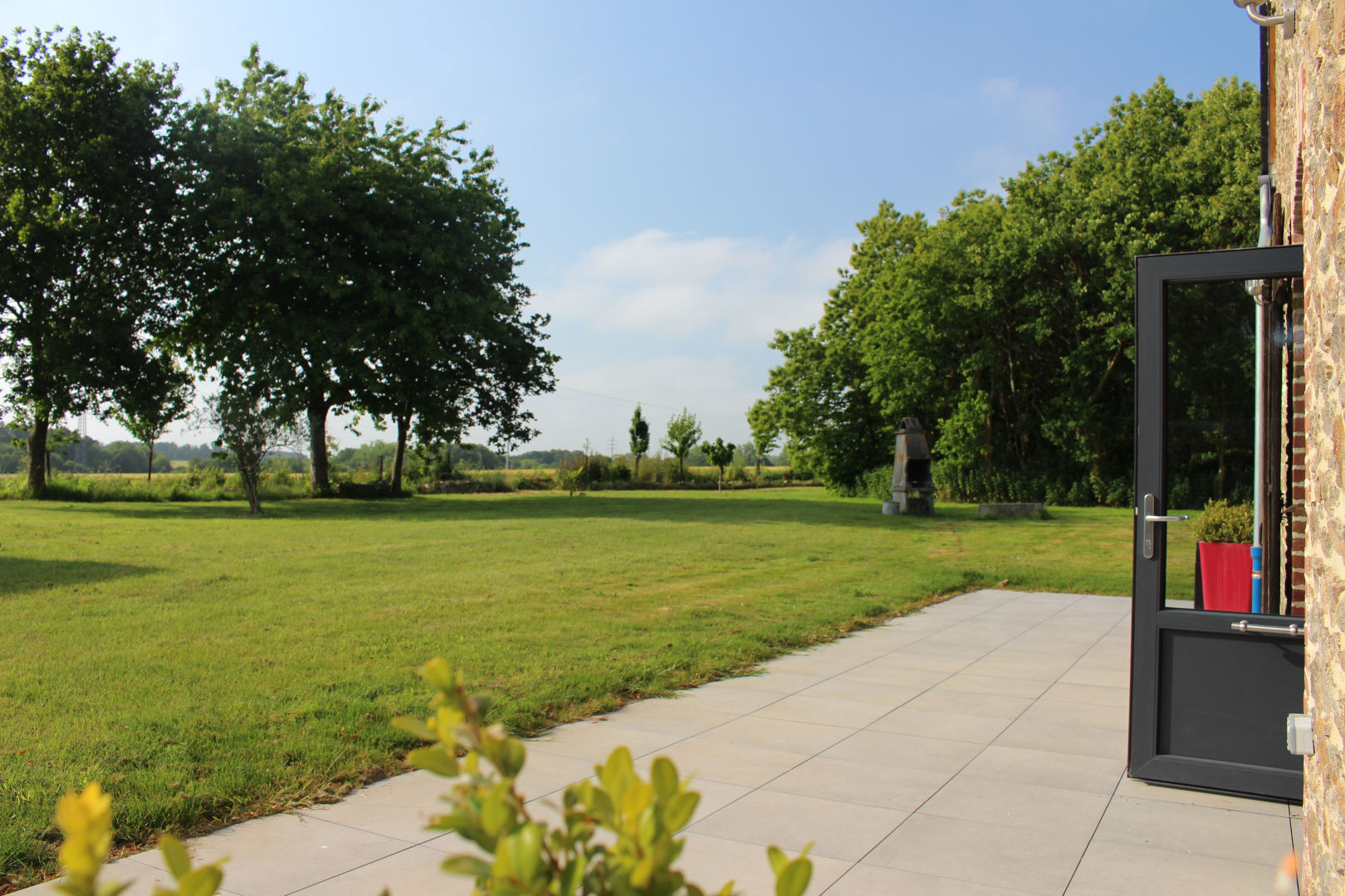 Terrasse est avec la porte d'entrée
